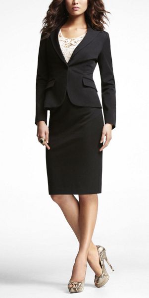 Style RF 623 - One Button, Single Breasted, Peak Lapels,Slanting Flap Pockets, 3/4 Sleeves, No Vent, Medium Waist.